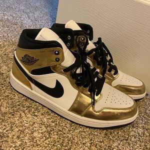 air jordan 1 mid “metallic gold” like new, only wore once.